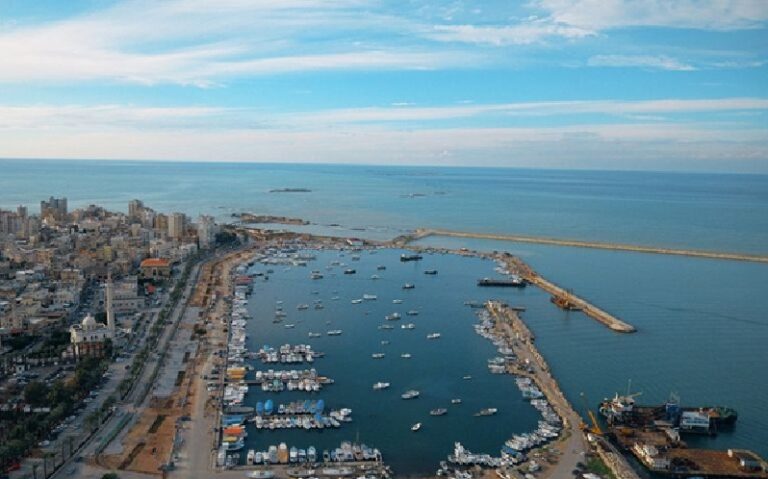 دراجة نارية وقطار “غالونات” على الأتوتستراد! (فيديو)