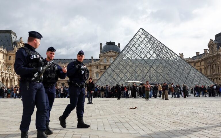 “اللوفر” يعزز إجراءاته الأمنية