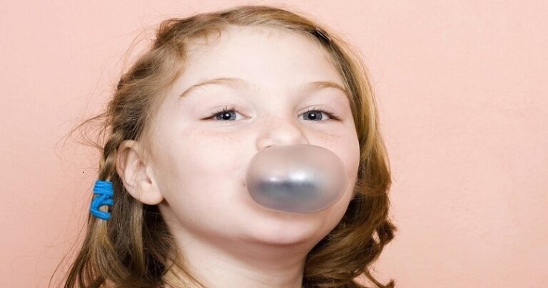 مخاطر ابتلاع العلكة!