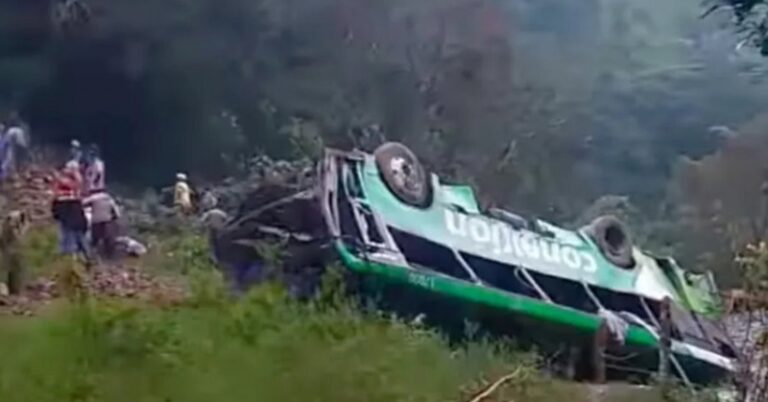 8 قتلى و19 مصاباً بعد سقوط حافلة ركاب في المكسيك