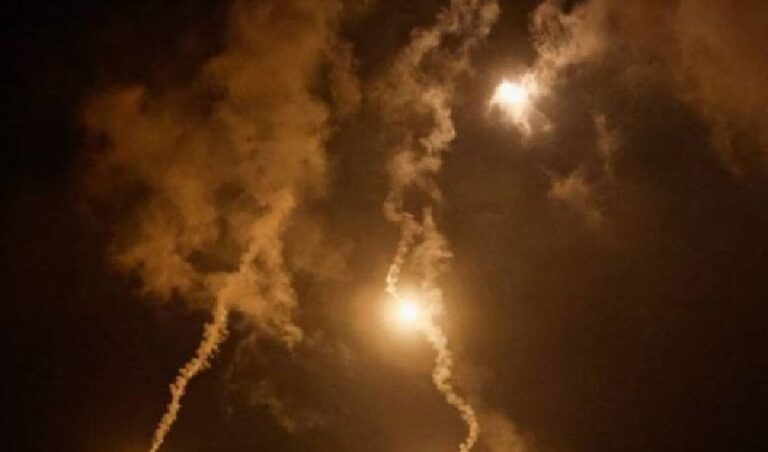 قنابل مضيئة على يارون