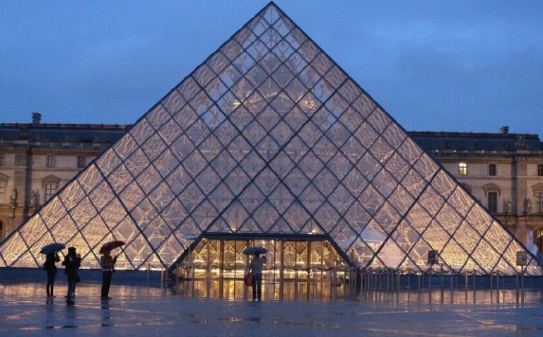 تلف مئات كتب الآثار المصرية في “اللوفر”