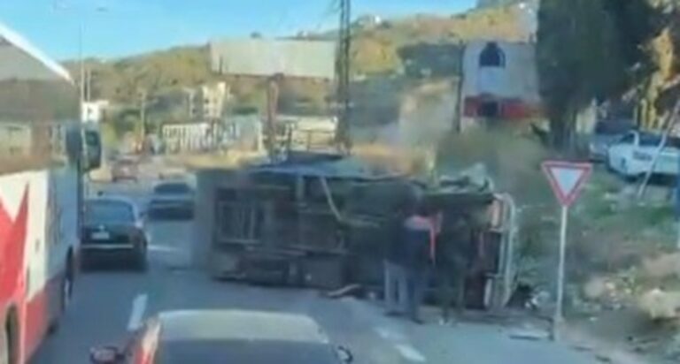 بالفيديو – إنقلاب “بيك أب” على أوتوستراد عمشيت