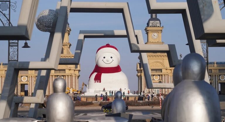 الصين تبني رجل ثلج بارتفاع 6 طوابق! (فيديو)