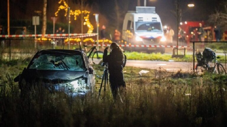 سيارة تدهس حشداً وتصيب 9 في هولندا (فيديو)