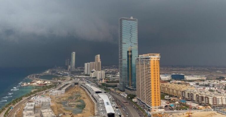 بالفيديو – أمطار رعدية ورياح عاتية تجتاح جدة