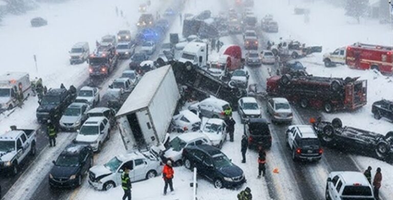 تصادم بين 45 مركبة بسبب عاصفة ثلجية في أميركا (فيديو)