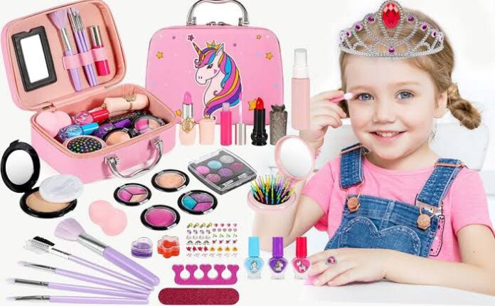 فناة تضع المكياج