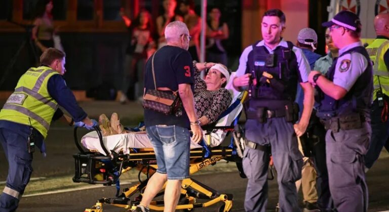 حملة تبرعات تجمع أكثر من مليون دولار لصالح أحمد الأحمد في أستراليا