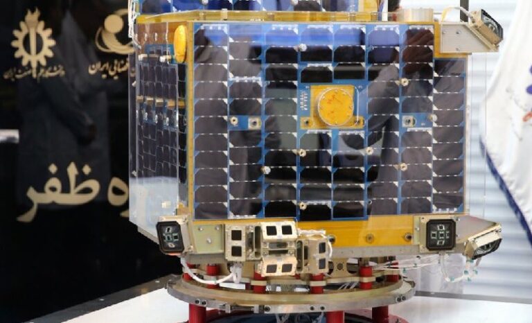 إيران تطلق 3 أقمار صناعية