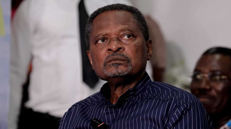 وفاة زعيم المعارضة في الكاميرون