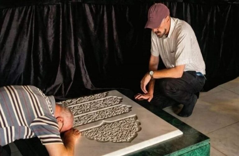 صحافي “اسرائيلي” يزور ضريح الشهيد نصر الله! (صورة)