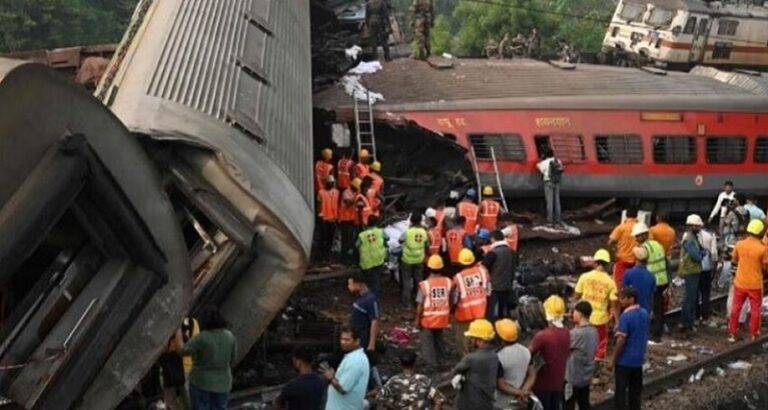100 جريح بحادث تصادم قطارين في الهند (فيديو)