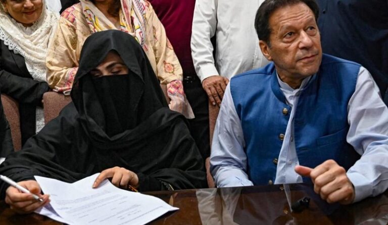 السجن 17 عامًا لعمران خان وزوجته