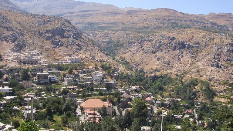 صخرة تجتاح منزلًا في تنورين التحتا! (صورة)