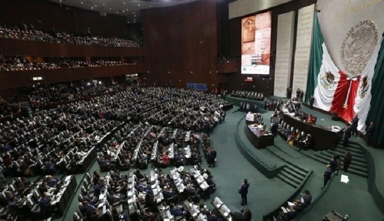 اشتباك بالأيدي بين نائبات في الكونغرس المكسيكي (فيديو)