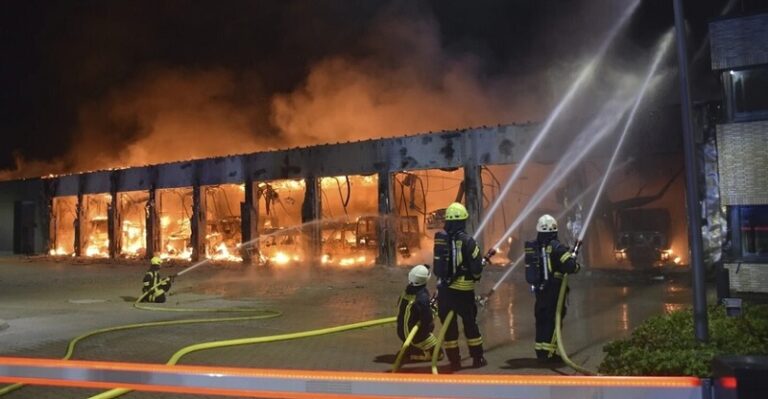 انفجار يتسبب بحريق واسع بمنشأة صناعية في ألمانيا (صور)