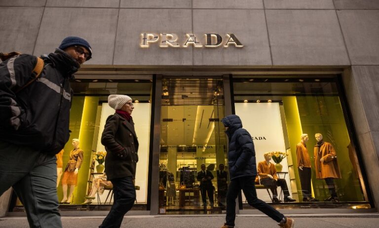 “PRADA” تشتري “VERSACE”!