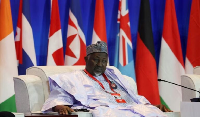 إستقالة وزير الدفاع النيجيري