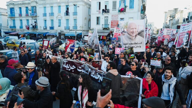 تونسيون يتظاهرون ضد حكم الرئيس سعيد