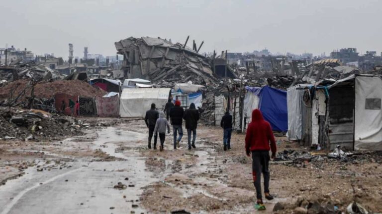 انهيار المباني في غزة يودي بحياة العشرات.. والنازحون بلا مأوى