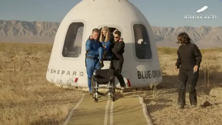 أول مهندسة على كرسي متحرك تصل الفضاء! (فيديو)