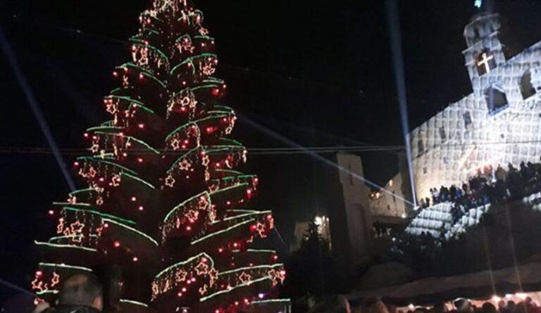 احتراق شجرة ميلاد في سوريا! (فيديو)