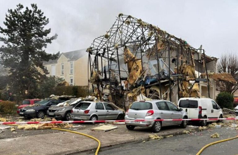 جرحى بينهم أطفال بإنفجار منزل في باريس (فيديو)