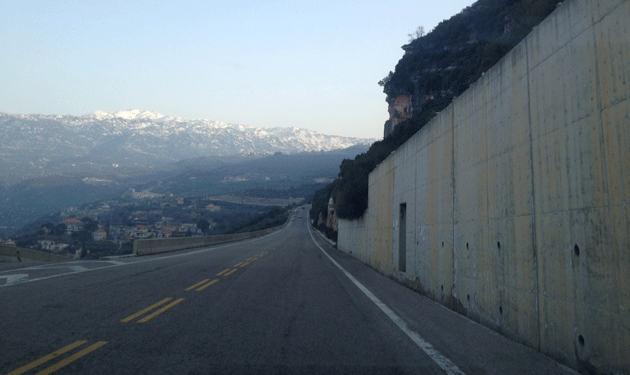 إنهيار صخور على طريق تنورين (صورة)