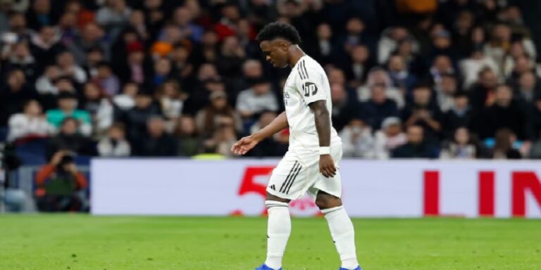 بعد تعرضه لصيحات استهجان.. فينيسيوس يُثير التكهنات بحذف صورته بقميص الريال وغالبية الجماهير تؤيد بيعه