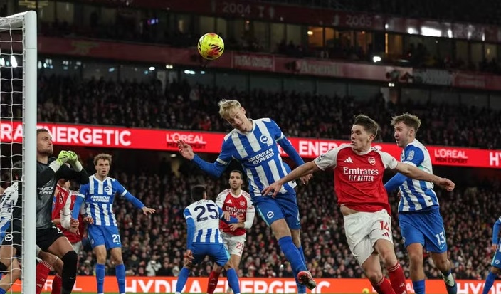 الدوري الإنكليزي لكرة القدم: أرسنال يحتفظ بصدارته وليفربول يتابع صحوته