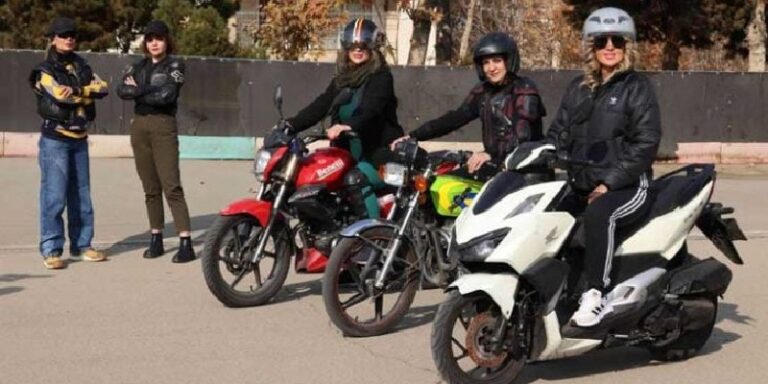 إيرانيات يقتحمن عالم الدراجات النارية ـ (صور)