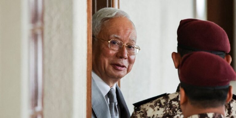 السجن 15 عاماً لرئيس الحكومة الماليزي السابق