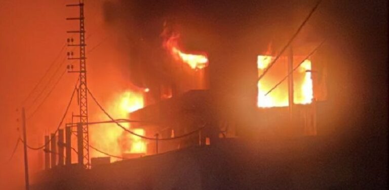 انهيار أجزاء من المعمل المحترق في الكورة