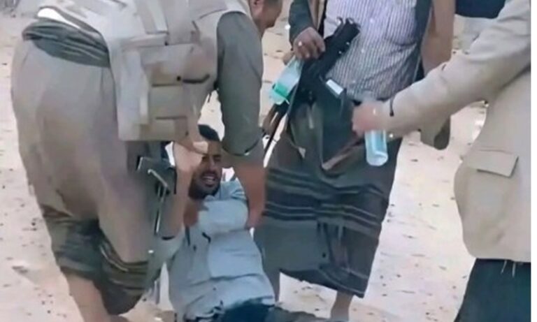 إعدام عرفي لشاب في اليمن سلّمته عائلته لعائلة قتيل (فيديو)