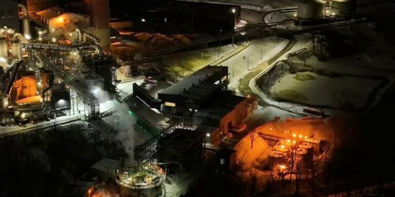 إصابات بانفجار مصنع للمعادن في أميركا (فيديو)