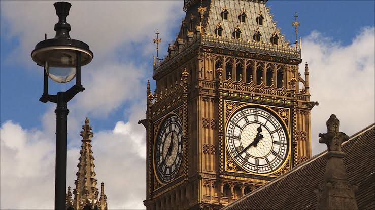 رفع علم ما قبل الثورة الإسلامية على سفارة إيران في لندن