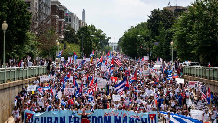 كوبا تتظاهر دعماً لمادورو (فيديو)