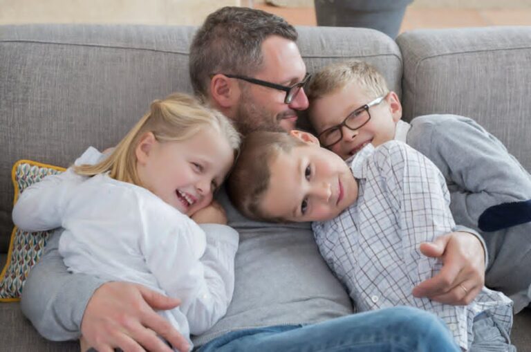 العناق يعزز الصحة ويطيل العمر!