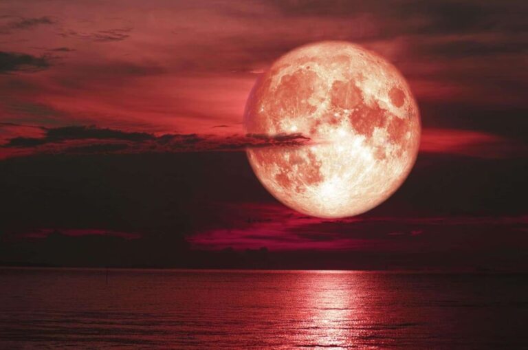 “قمر الذئب” يسيطر على السماء!