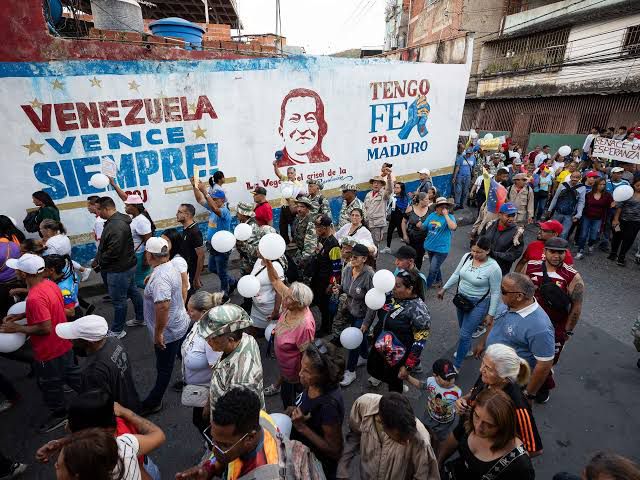آلاف الفنزويليين يتظاهرون دعماً لمادورو (فيديو)