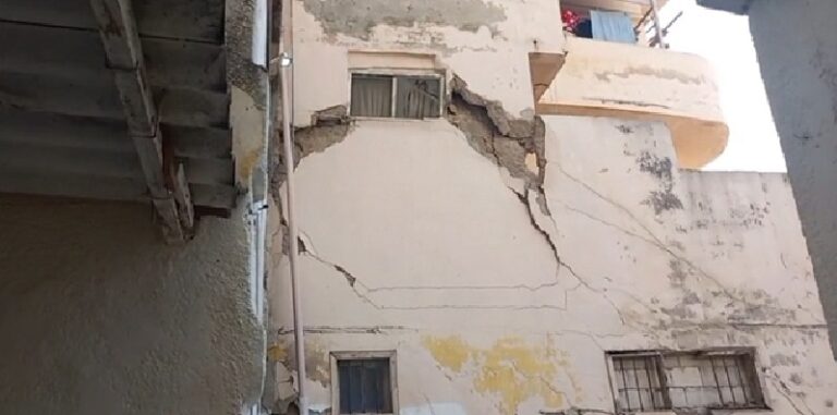 إنهيار مبنى في طرابلس (فيديو وصور)