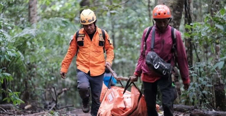 انتشال جثث ركاب الطائرة المحطمة في إندونيسيا (فيديو)
