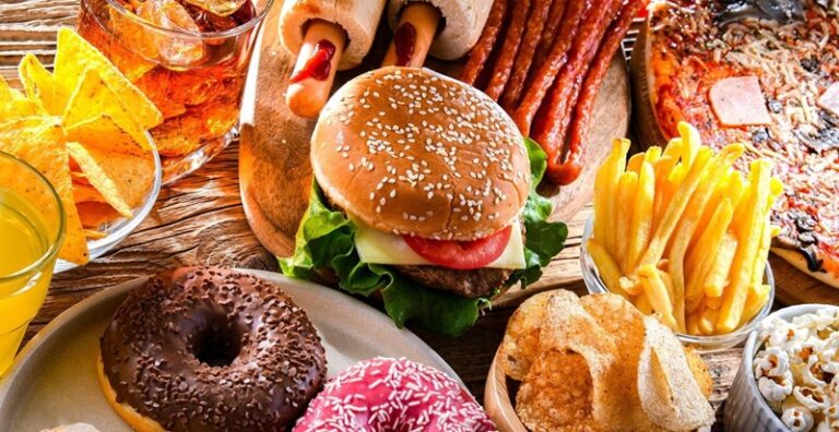 أميركا تعلن “حرباً” على الأطعمة الفائقة المعالجة والسكريات المضافة