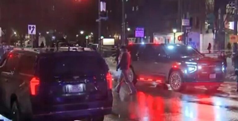 بالفيديو – سيارة تحطم باب كنيس يهودي في نيويورك