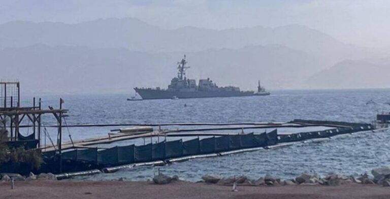 مدمرة تابعة للبحرية الأميركية ترسو في ميناء “إيلات”