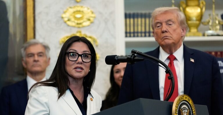 وزيرة أميركية متزوجة في “علاقة غير لائقة” مع موظف لديها!