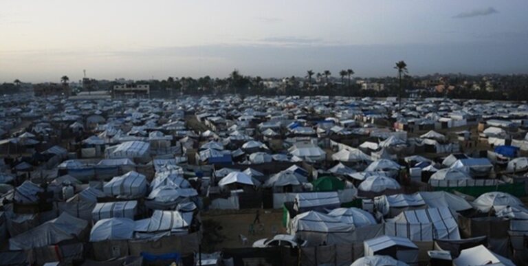 127 ألف خيمة تالفة في غزة.. ومئات آلاف النازحين يواجهون منخفضاً بارداً!
