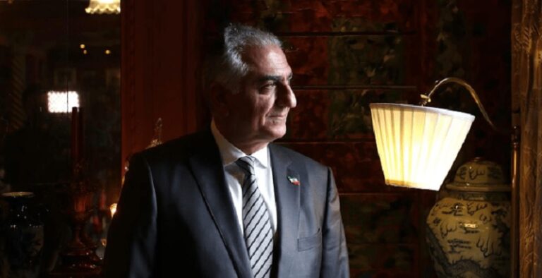 رضا بهلوي.. أمير منفي يبحث عن عرش ضائع