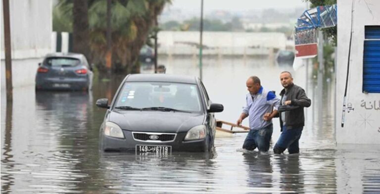 تسجيل وفيات وتعليق الدراسة بعد الفيضانات في تونس (فيديو)